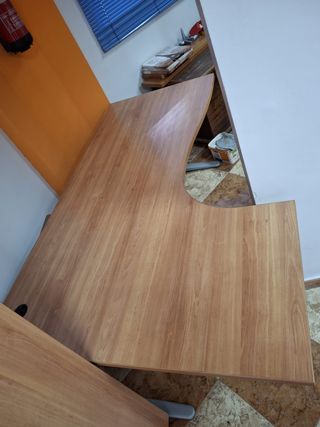 Mesa de oficina en L de madera