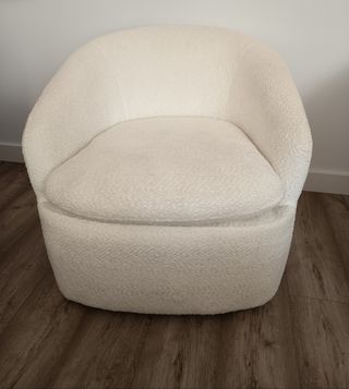 2 poltrone girevoli bianche in perfette condizioni.