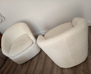 2 poltrone girevoli bianche in perfette condizioni.