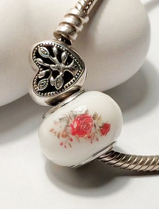 Charm Exclusivo Artesanía Flores Rojas