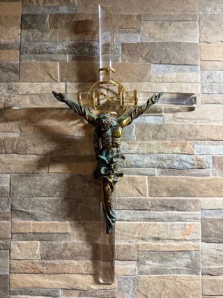 Crucifijo decorativo firmado.