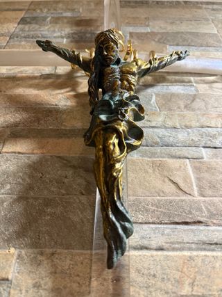 Crucifijo decorativo firmado.