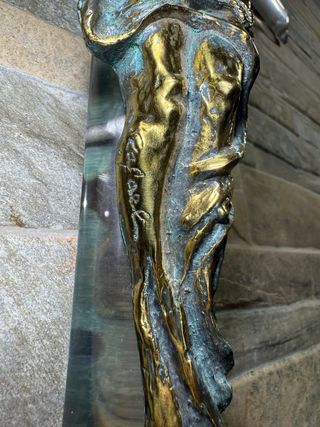 Crucifijo decorativo firmado.