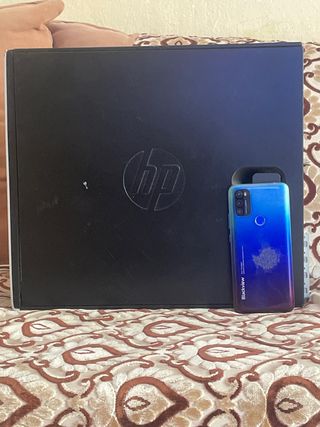PC HP y Móvil Azul