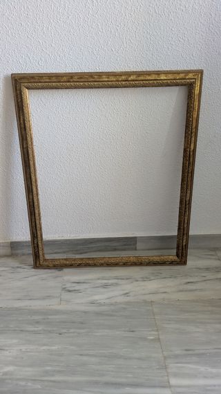Marco de madera dorado con detalles