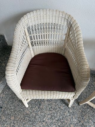 Mesa redonda exterior beige con sillas