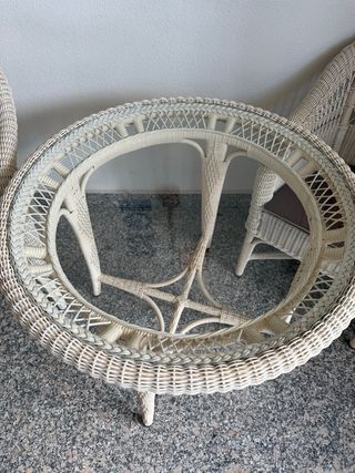 Mesa redonda exterior beige con sillas