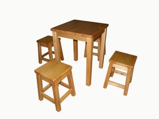 Mesa y 4 taburetes de madera natural