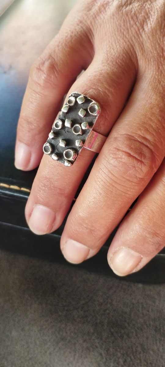 Anello in argento dal design moderno