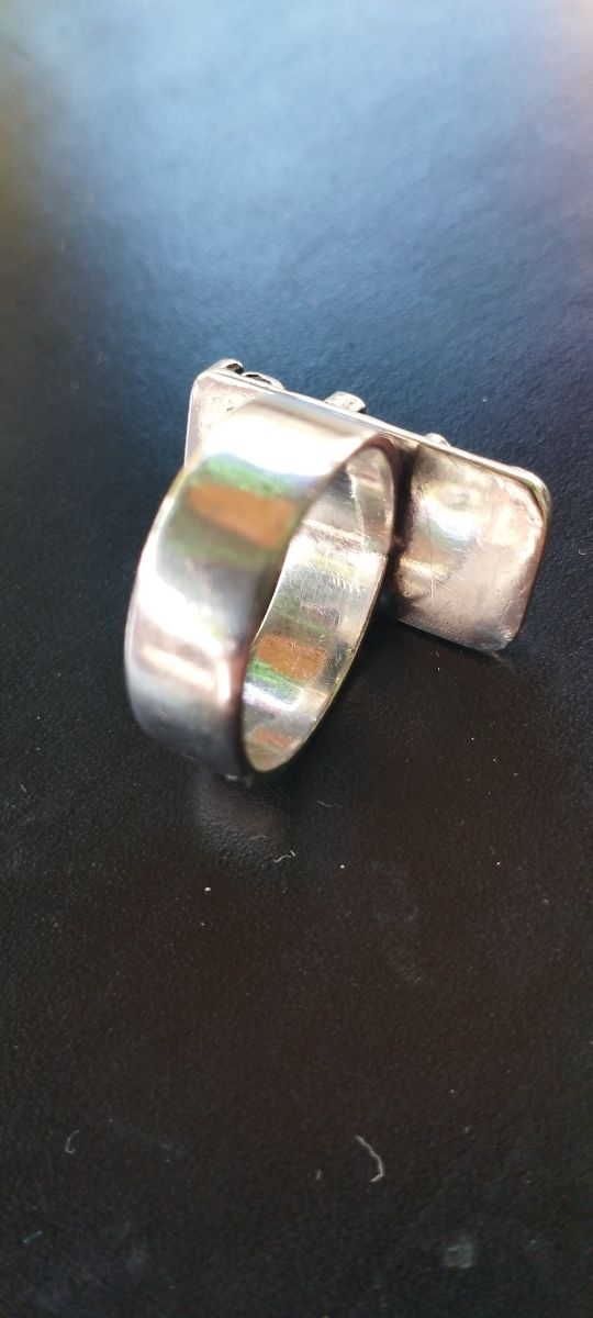 Anello in argento dal design moderno