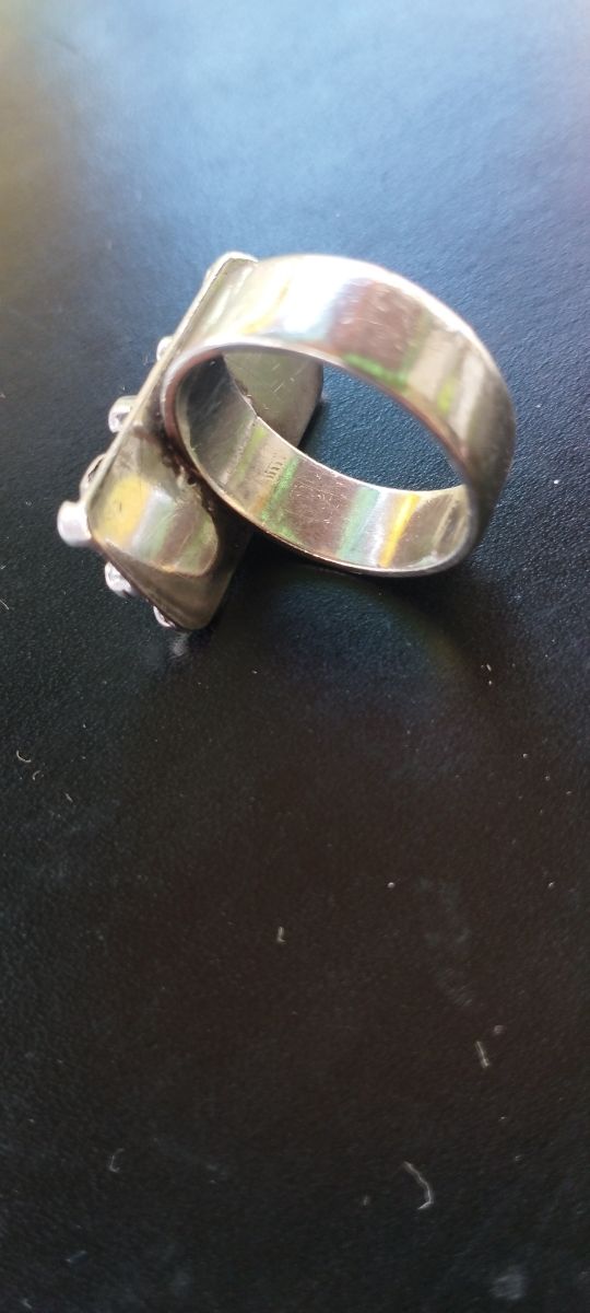 Anello in argento dal design moderno