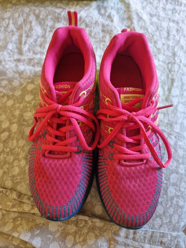 Scarpe da ginnastica rosa e turchese