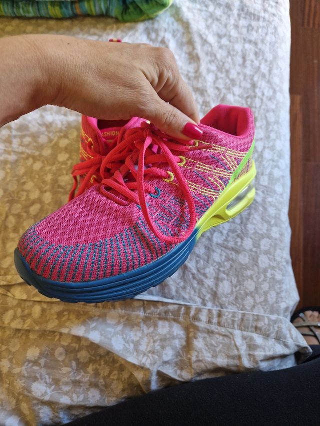 Scarpe da ginnastica rosa e turchese