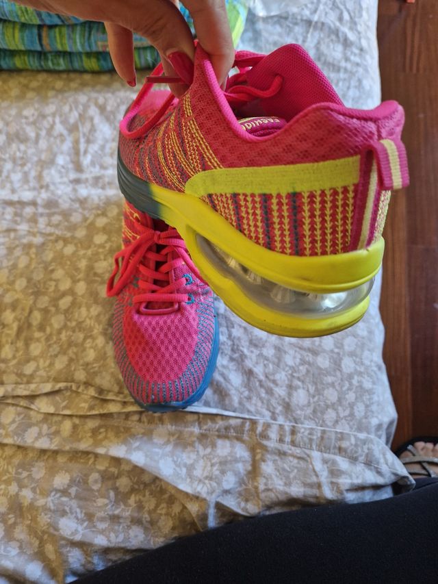 Scarpe da ginnastica rosa e turchese