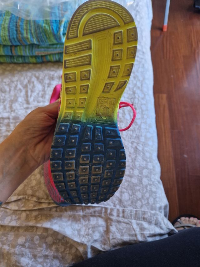 Scarpe da ginnastica rosa e turchese