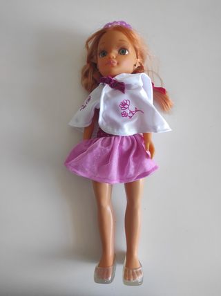 Muñeca Nancy con vestido rosa y capa