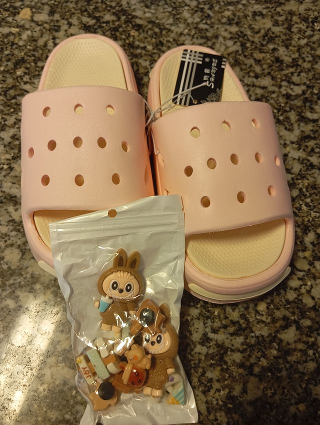 Crocs Labubu con etiqueta