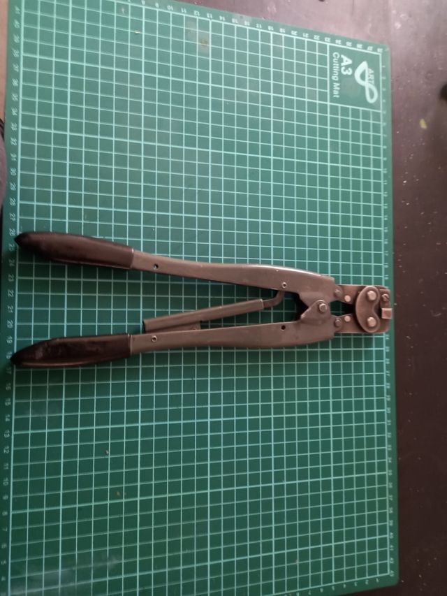 Remachadora para terminales de bandera