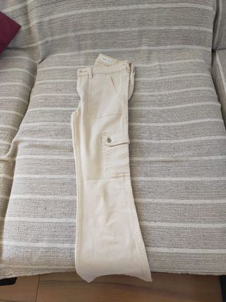 Pantalones acampanados beige