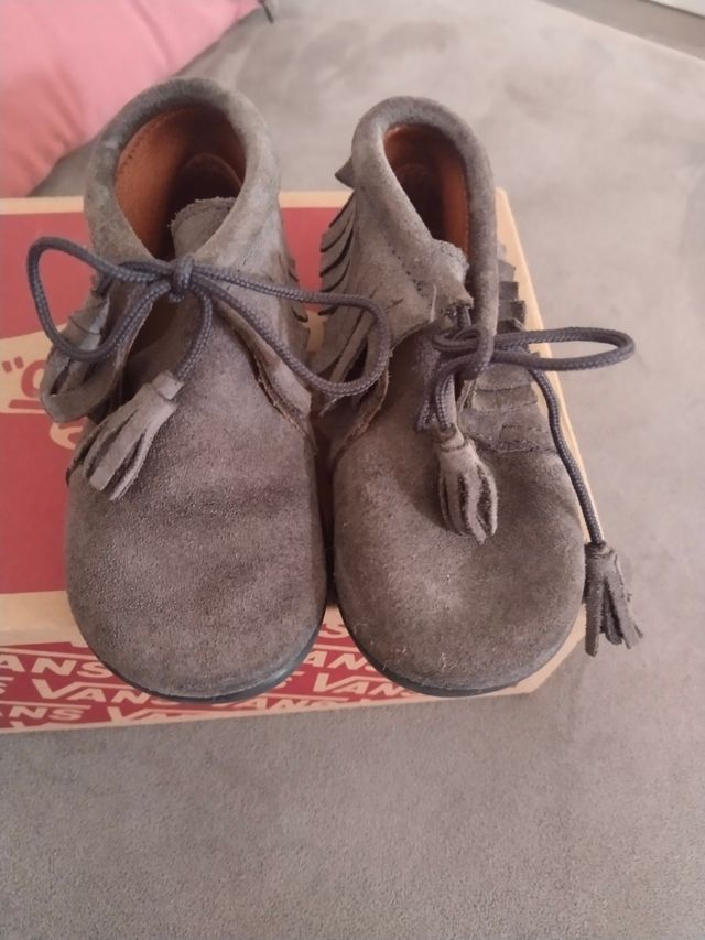 Botitas de bebé de gamuza marca chuches