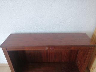 Mueble de madera marrón