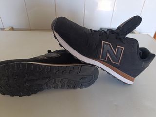 Zapatillas New Balance Negras y Doradas