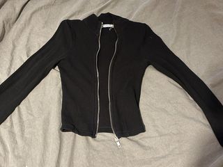 Chaqueta negra con cremallera