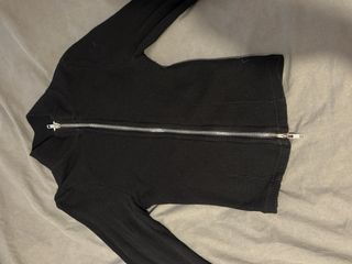 Chaqueta negra con cremallera