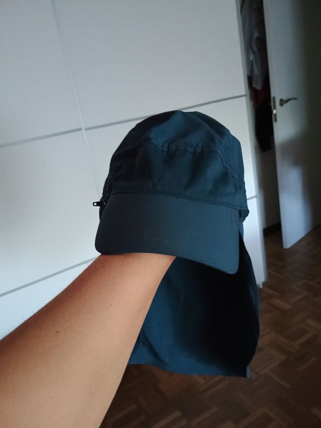 Gorra Quechua Azul con protección cuello.
Niño