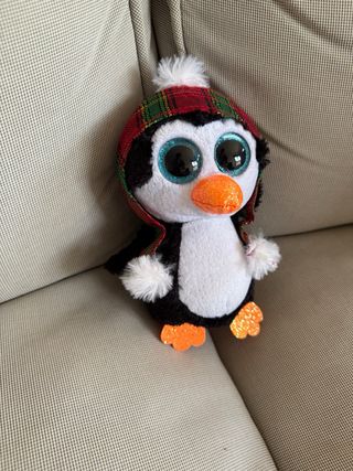 Peluche pingüino con gorro