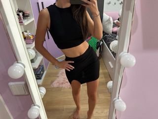 Conjunto negro crop top y falda