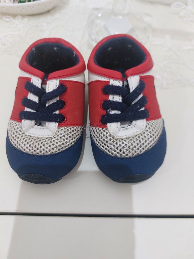 Scarpe bimbo rosse, bianche e blu Mayoral.