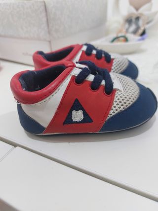 Scarpe bimbo rosse, bianche e blu Mayoral.