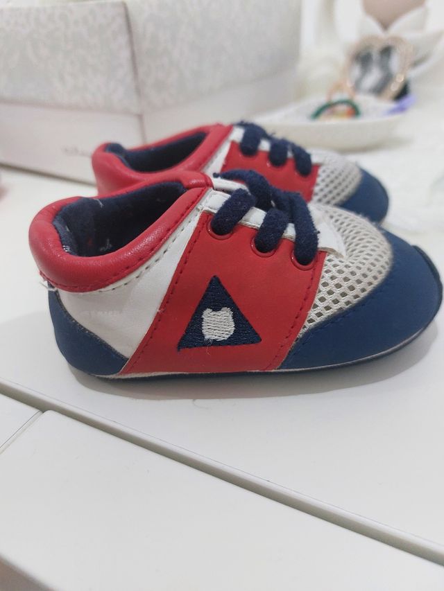 Scarpe bimbo rosse, bianche e blu Mayoral.