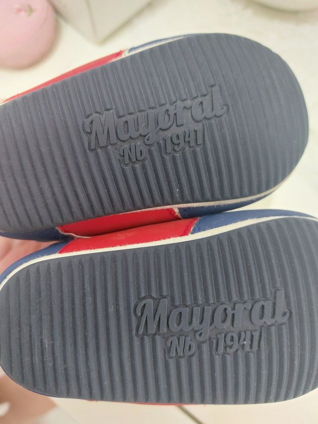 Scarpe bimbo rosse, bianche e blu Mayoral.