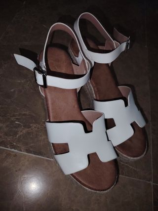 Sandalias blancas con cuña