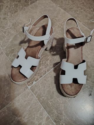 Sandalias blancas con cuña