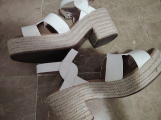 Sandalias blancas con cuña