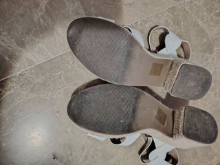 Sandalias blancas con cuña