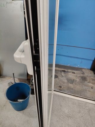 Puerta de aluminio blanca