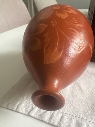 Jarrón de barro artesanal con flores