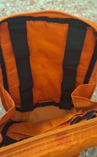 Neceser médico naranja con símbolo de la vida