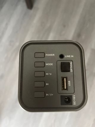 Barra de sonido Bomaker gris con cable.