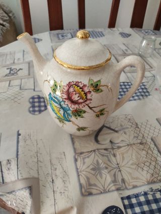 Tetera de porcelana con flores doradas