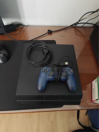 PS4 Negra con Mando Azul y Cable