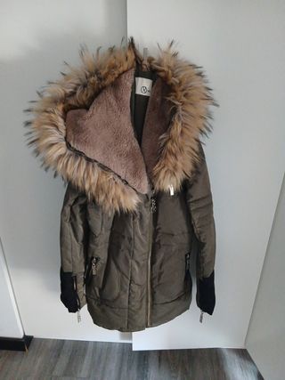 Abrigo verde militar con capucha y pelo