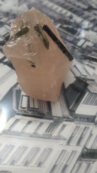 Turmalina verde en cuarzo