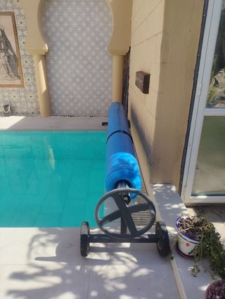 Manta cubre piscina con rodillo