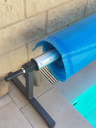 Manta cubre piscina con rodillo