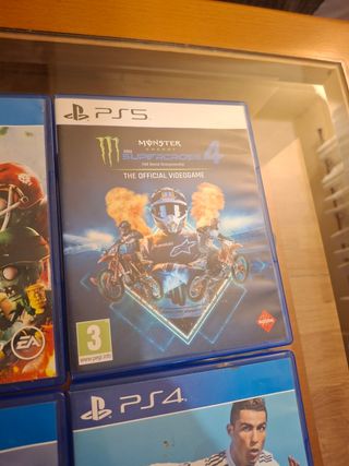 PS4 (Playstation 4) + 4 Juegos y dos mandos 
